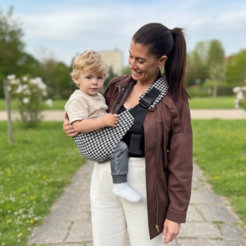 écharpe de portage bébé cocoon confort maman regarde bébé