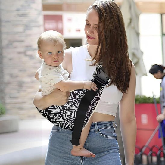 bébé confortable dans écharpe de portage bébé