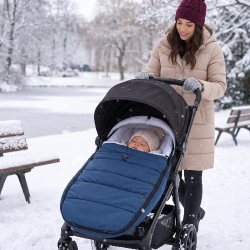 chancelière poussette cocoonia maman et bébé sous la neige