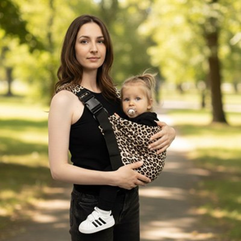 écharpe de portage bébé cocoon confort bébé avec sucette