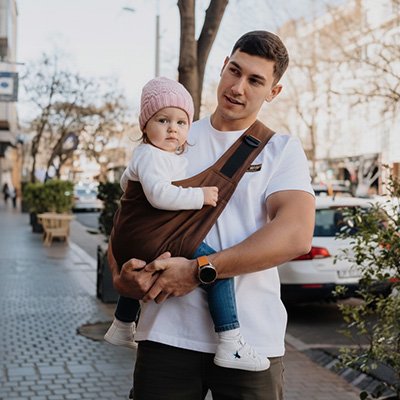 echarpe de portage bebe mamanlune papa sur le trotoire 