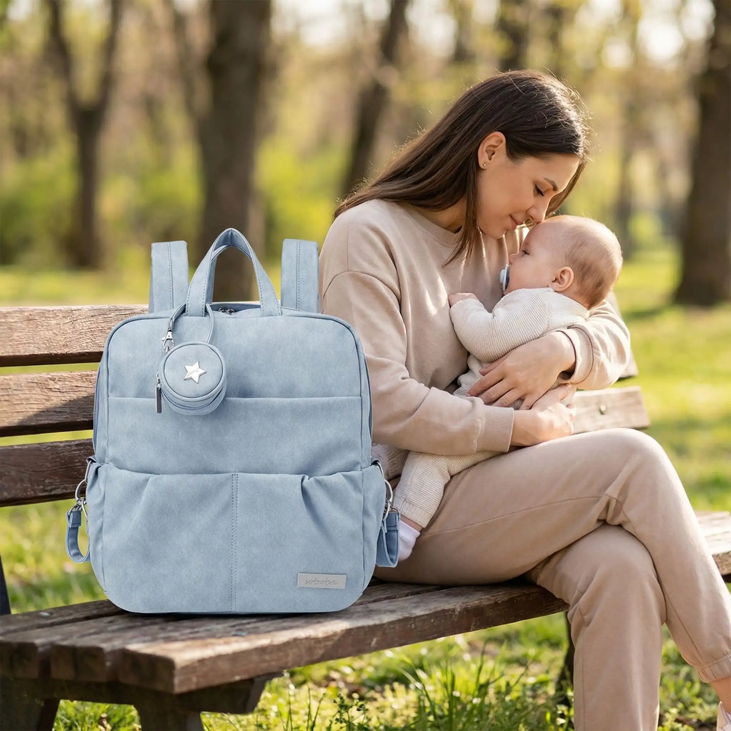 maman avec sac a langer a dos douce aventure assise sur banc