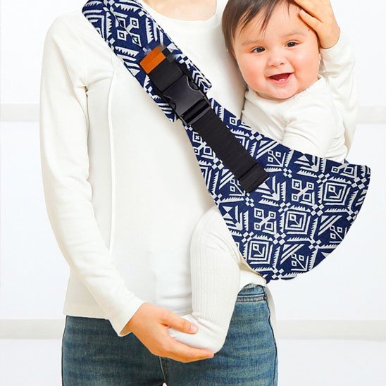 maman main libre avec bébé dans écharpe de portage bébé