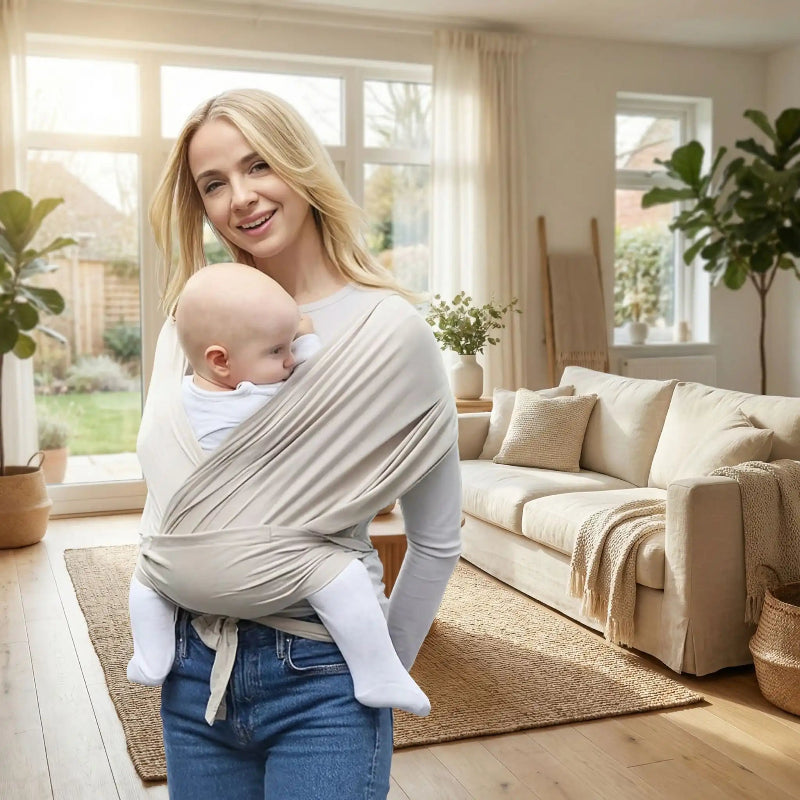 port bébé en écharpe maman et bébé dans le salon