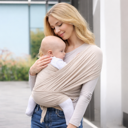 port bébé en écharpe maman et bébé sous le soleil