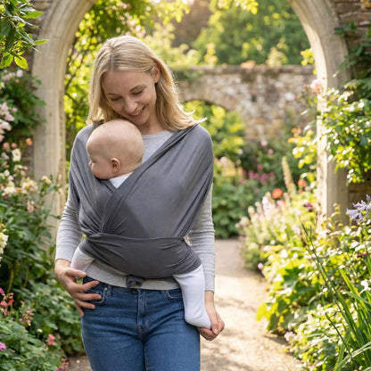port bébé en écharpe maman sourit avec bébé