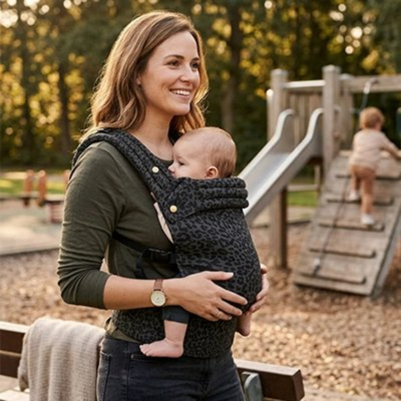 Porte bébé ergonomique réconfort promenade au parc
