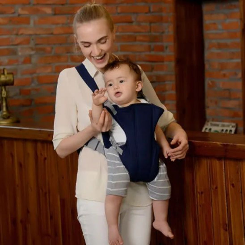 Porte bébé flexi nomade maman regarde la main de bébé