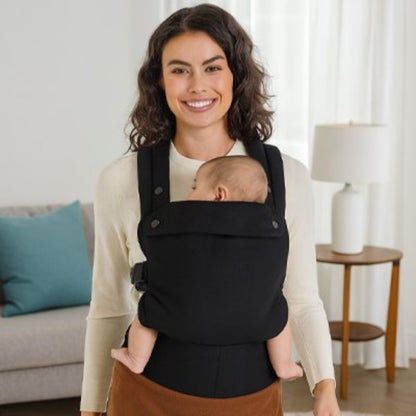 Porte bébé physiologique confort optimal maman sourit