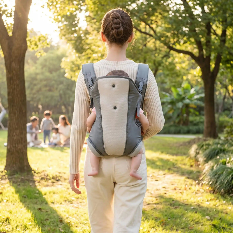 porte bébé physiologique sérénité maman au parc avec bébé