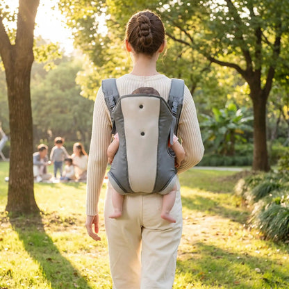 porte bébé physiologique sérénité maman au parc avec bébé