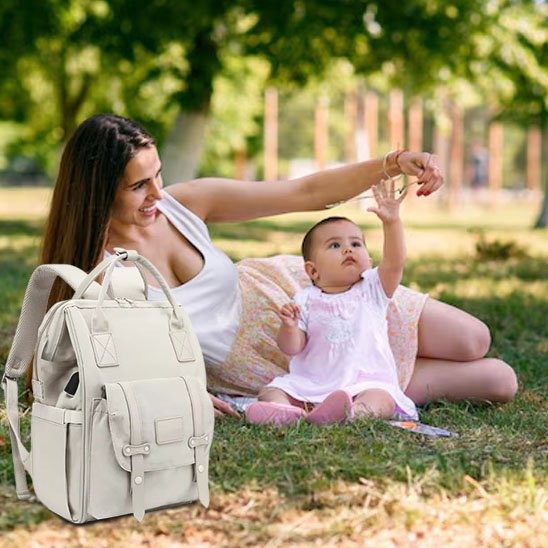 sac à dos à langer maman au sol avec bébé