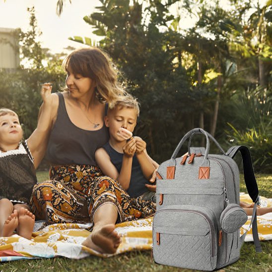 sac à dos à langer maman et enfants jouent ensemble
