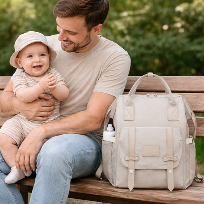 sac à dos à langer papa avec bebe au parc