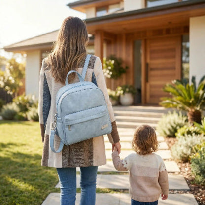 sac a langer a dos bleu maman et enfant tiennent la main