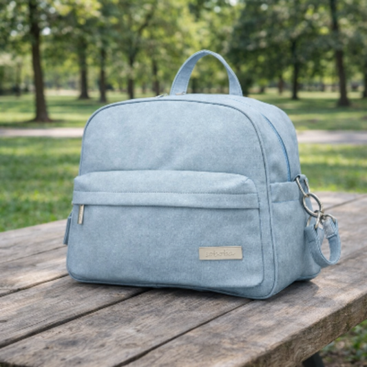 sac a langer a dos bleu sur table de pique nique