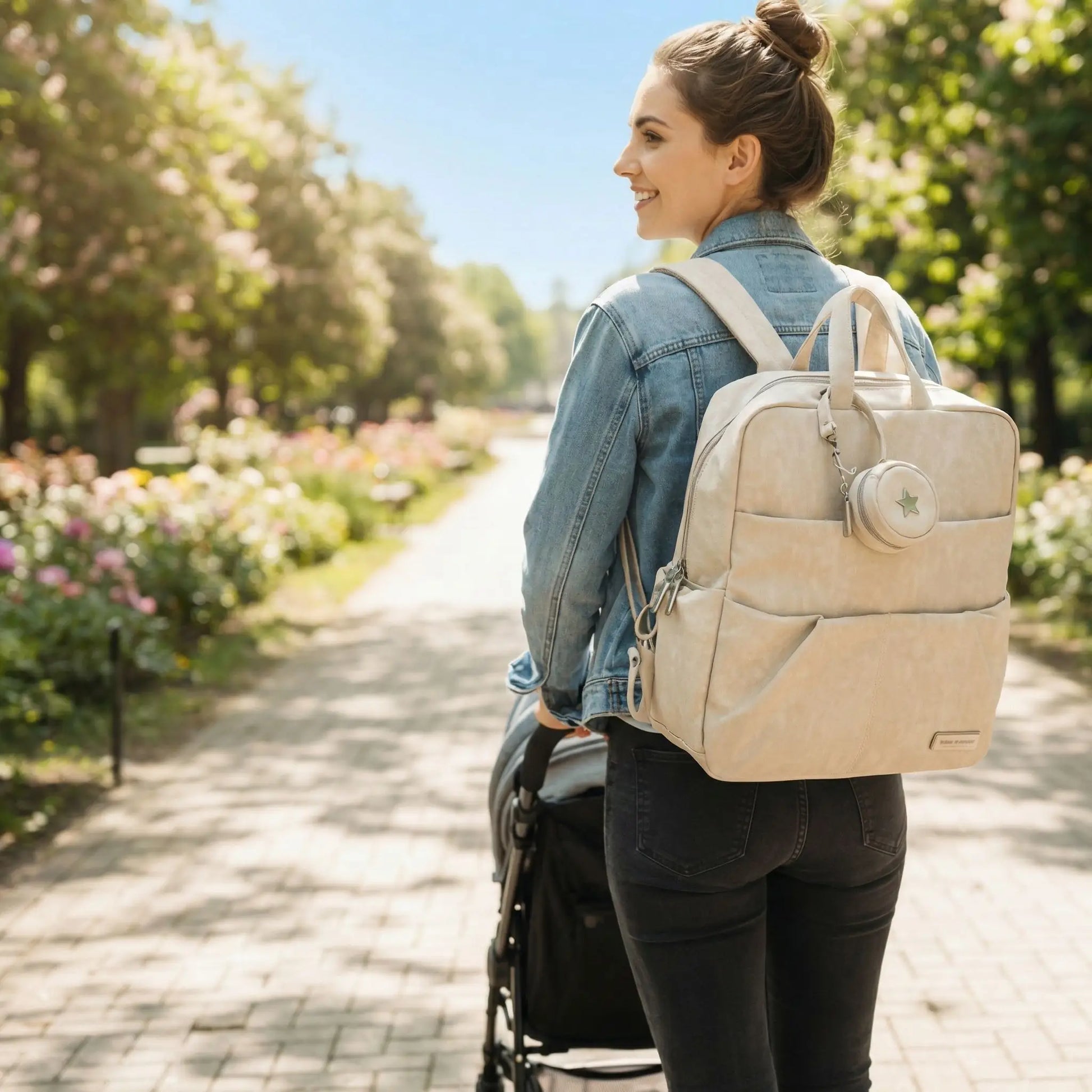 sac a langer a dos maman au parc poussant poussette