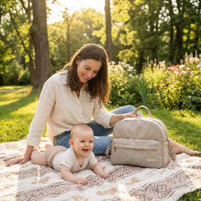 sac a langer a dos serenite bleu maman et bebe assis sur le sol