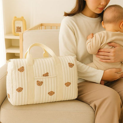 sac à langer bébé assis sur maman