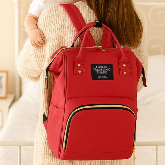sac à langer bébé élégance maternelle dans les bras de maman