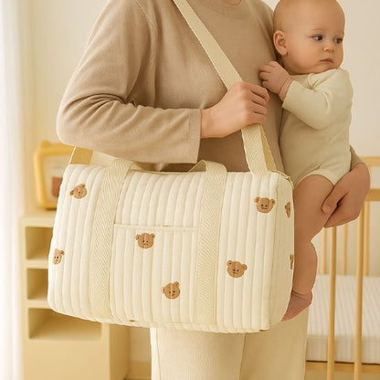 sac à langer bébé sur hanche de maman