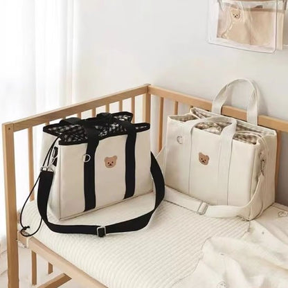 sac à langer chic et pratique sur lit de bébé