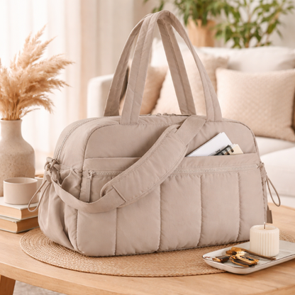 sac à langer confort élégance brun sur table en bois
