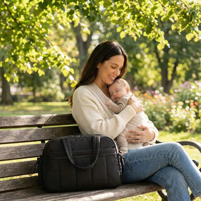 sac à langer confort élégance maman  et bébé assis sur le banc