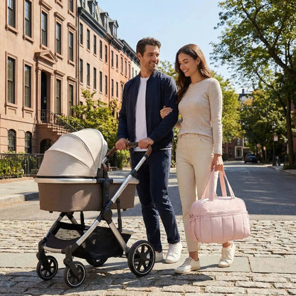 sac à langer confort élégance maman  et papa promènent avec bébé