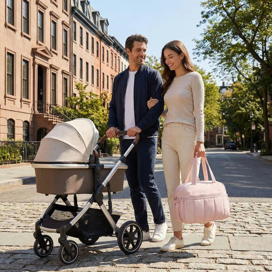 sac à langer confort élégance maman  et papa promènent avec bébé
