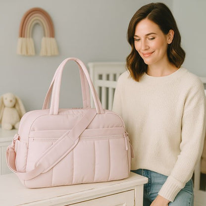 sac à langer confort élégance maman regarde et sourit