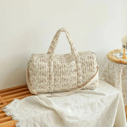 sac à langer douce floraison sur table