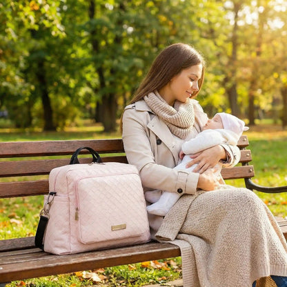 sac à langer maman assise avec bébé sur banc