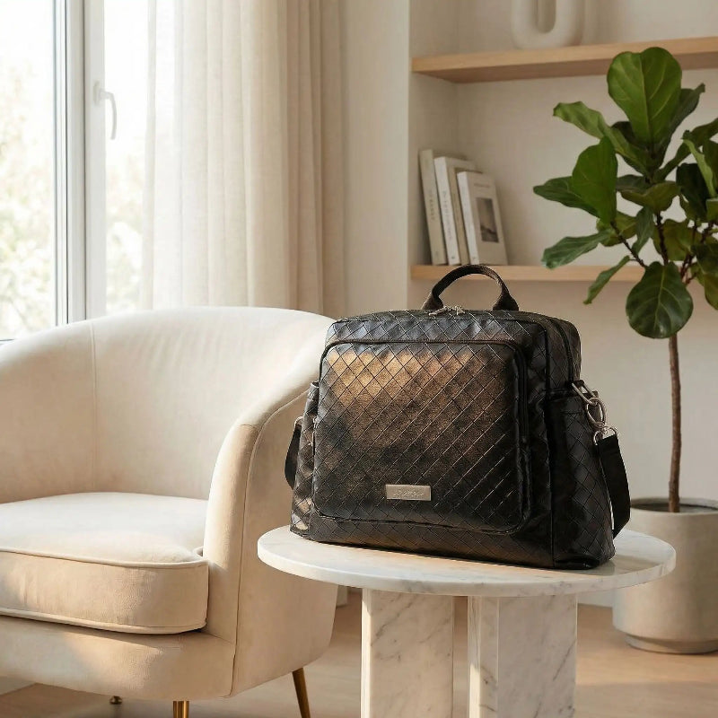sac à langer noir sur tabouret