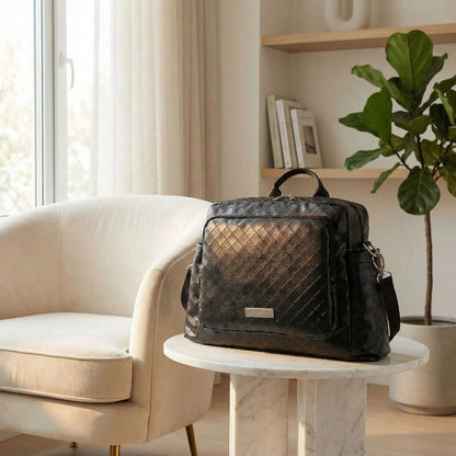 sac à langer noir sur tabouret